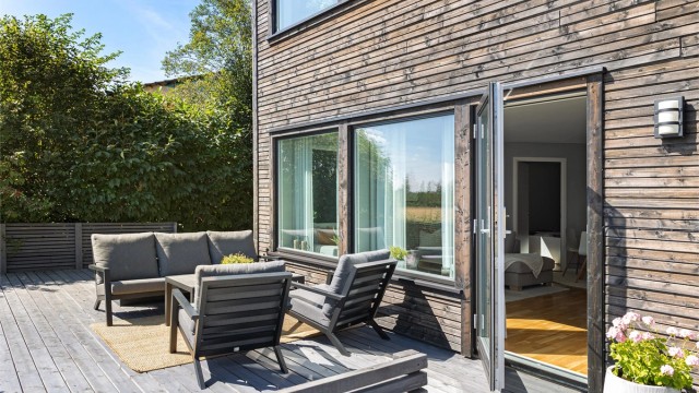 Terrassen er utstyrt med utebelysning, utekran og utvendig stikkontakt.