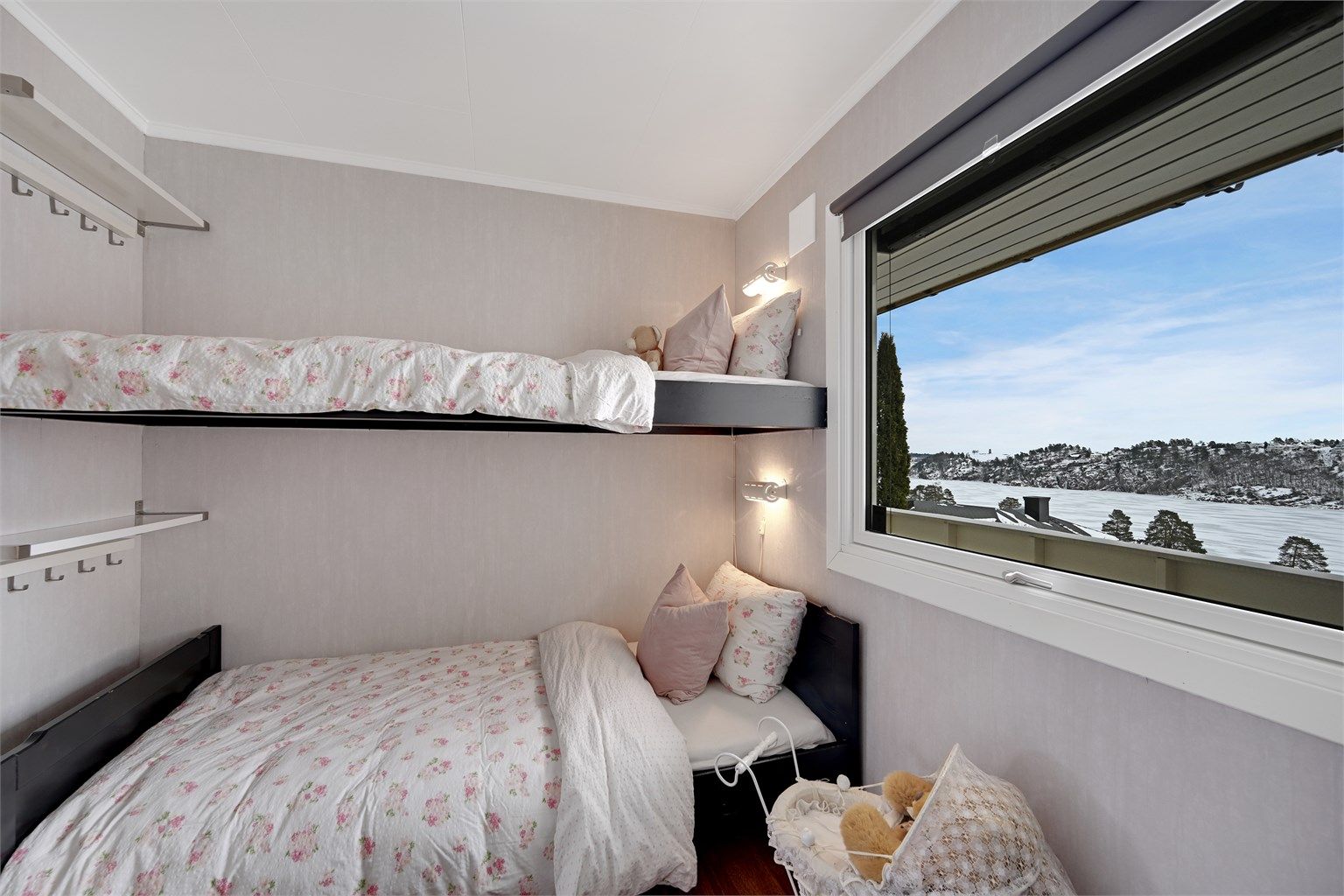 Innredet med køyeseng - perfekt barnerom eller kontor. 