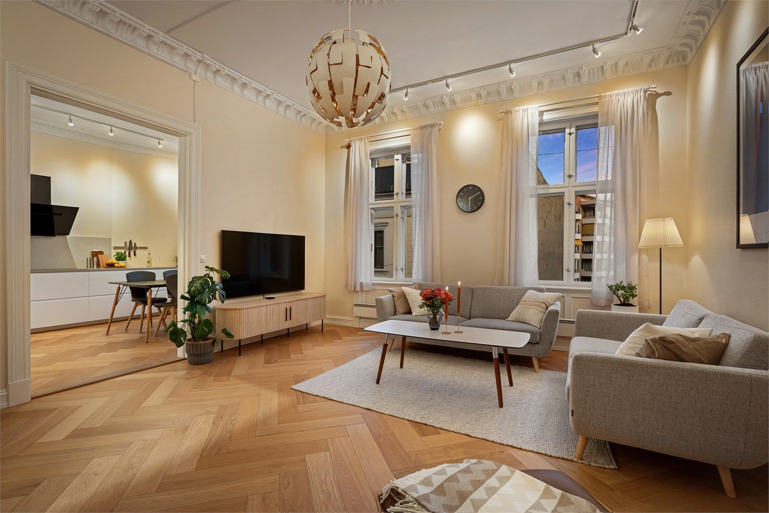 Leiligheten har vakker fiskebenparkett og takhøyden ble i stue målt til ca. 3,28 m. 