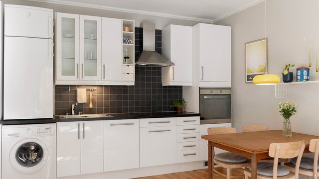 Kjøkkenet er utstyrt med integrert stekeovn, platetopp, oppvaskmaskin og vegghengt ventilator. Frittstående kjøleskap og vaskemaskin følger også med, slik at du har alt på plass fra dag én.