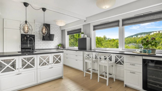 Stilren og innbydende IKEA-kjøkkeninnredning fra 2019 med lyse, profilerte fronter.