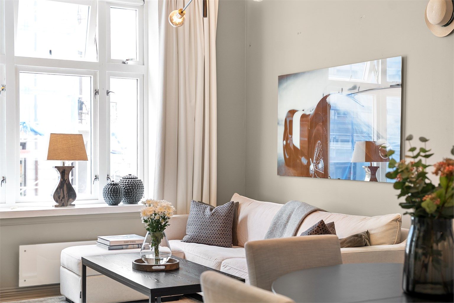 Leiligheten er gjennomgående med store vindusflater som tilfører leiligheten naturlig lys. 