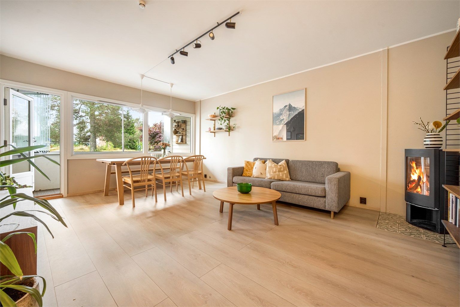 I stuen får du en stor vindusrekke og en praktisk vedovn for de kalde vinterdagene. Foto: Martine Eren Jacobsen