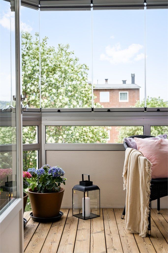 Innglasset balkong har terrassebord på gulv