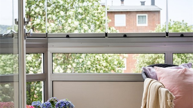 Innglasset balkong har terrassebord på gulv