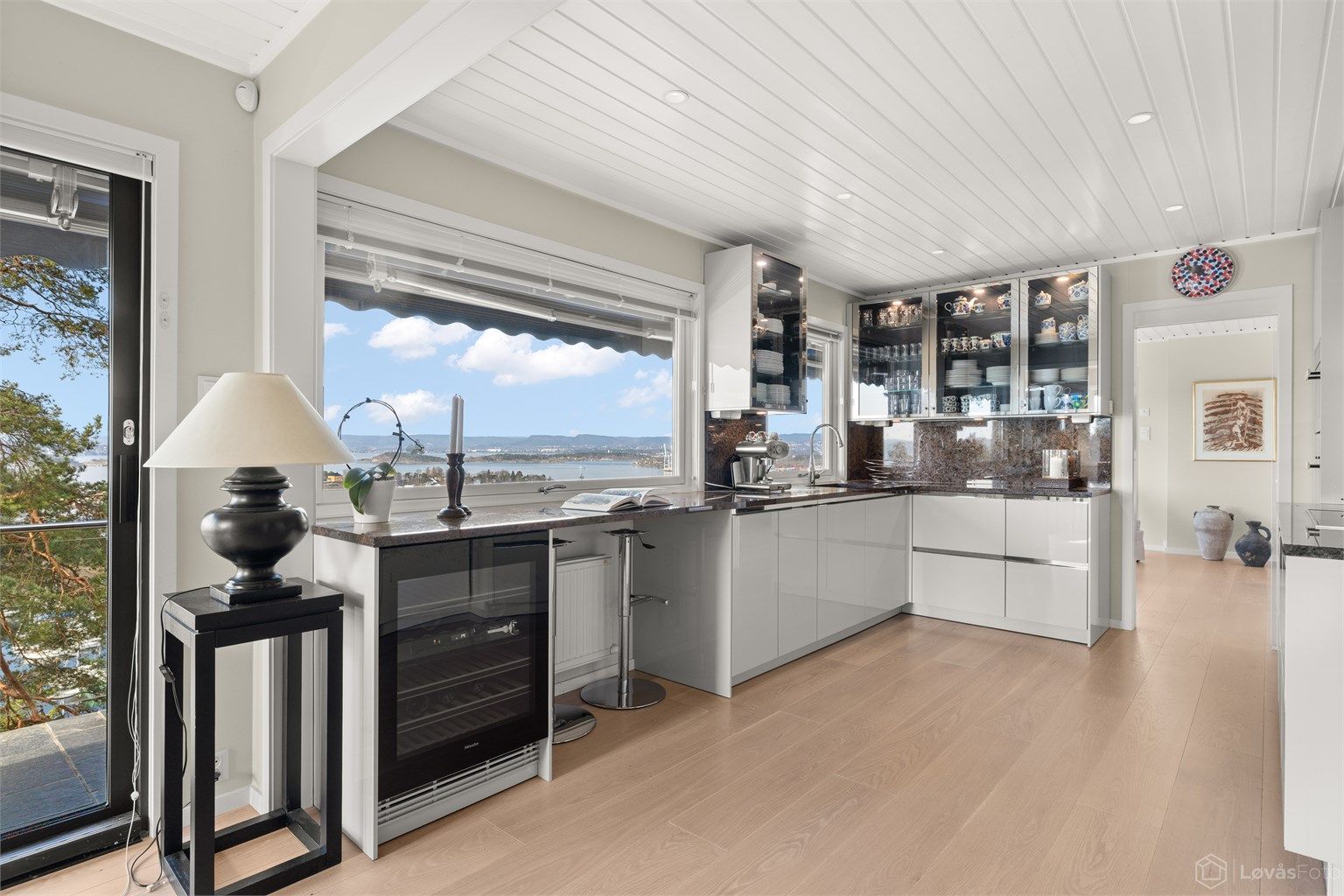 Kjøkkenet ble pusset opp i 2015 med bl.a. ny kjøkkeninnredning fra Siematic, ny 1-stavs eikeparkett, downlights i himling og oppmaling av veggflater i lys delikat beigefarge