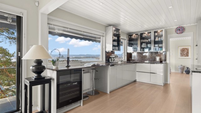 Kjøkkenet ble pusset opp i 2015 med bl.a. ny kjøkkeninnredning fra Siematic, ny 1-stavs eikeparkett, downlights i himling og oppmaling av veggflater i lys delikat beigefarge