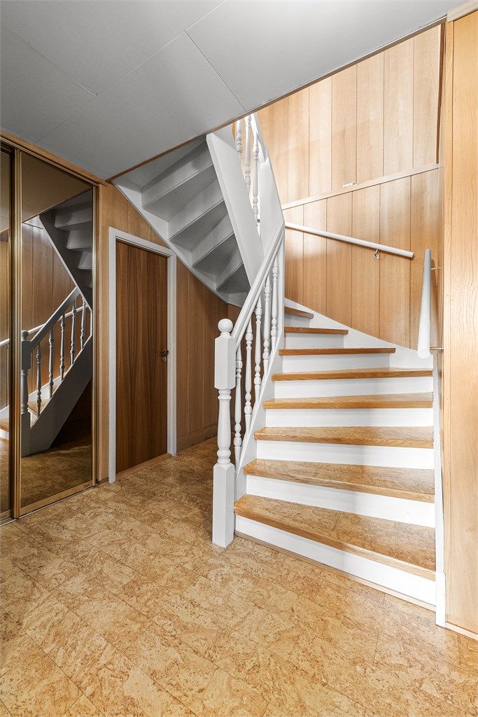 Den innvendige tretrappen fra byggeåret forbinder etasjene i eneboligen