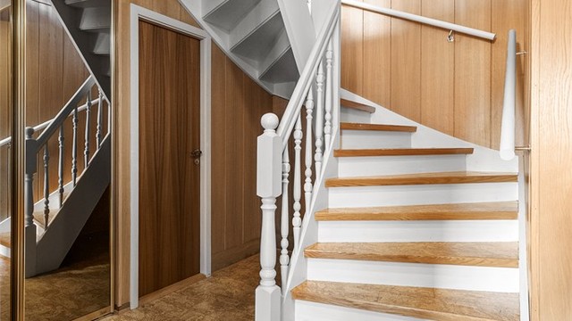 Den innvendige tretrappen fra byggeåret forbinder etasjene i eneboligen