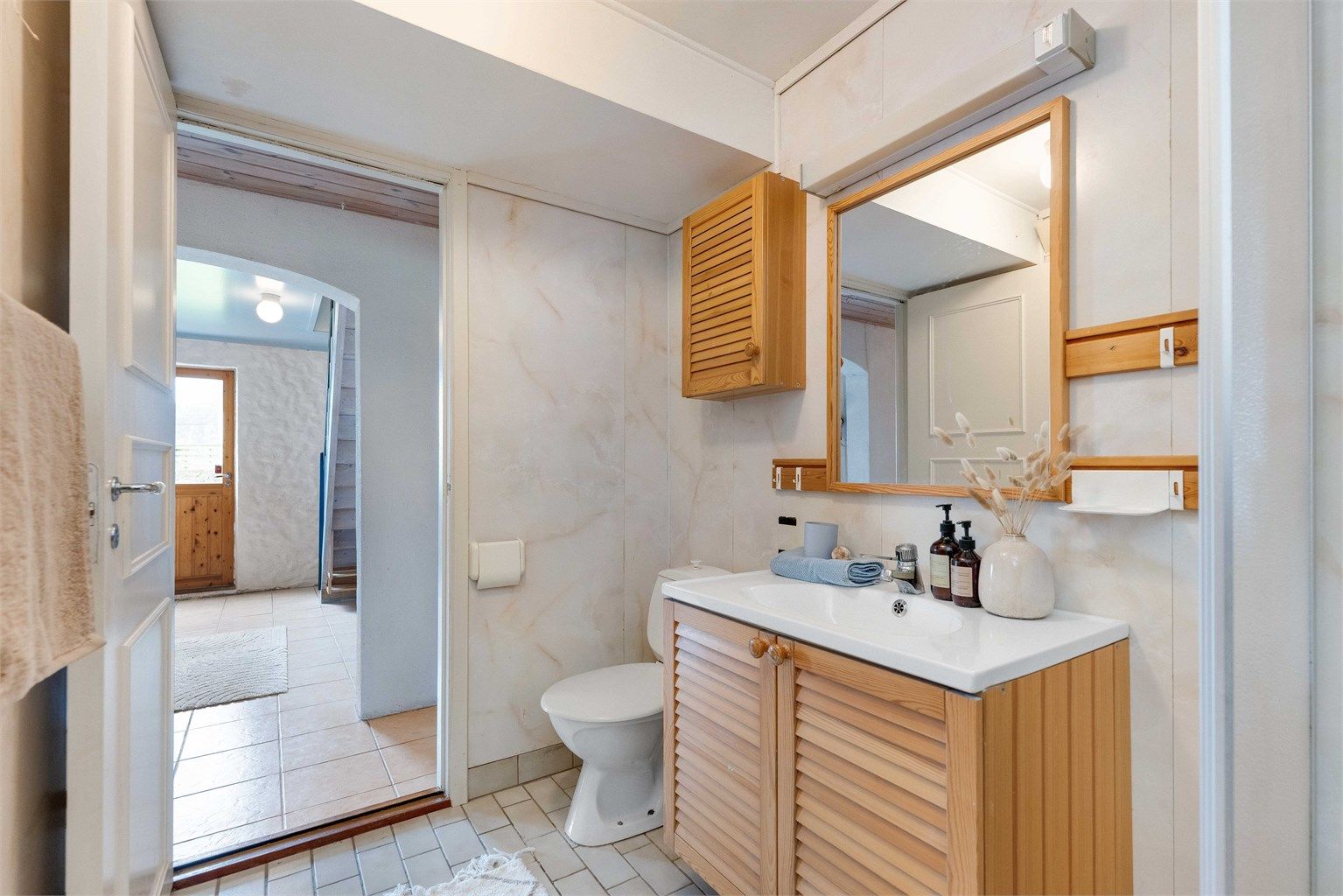 Badet  i underetasjen er av eldre dato og må påregnes renovering