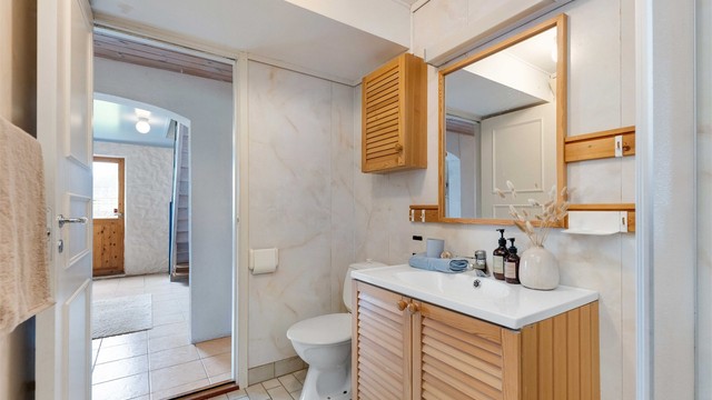 Badet i underetasjen er av eldre dato og må påregnes renovering