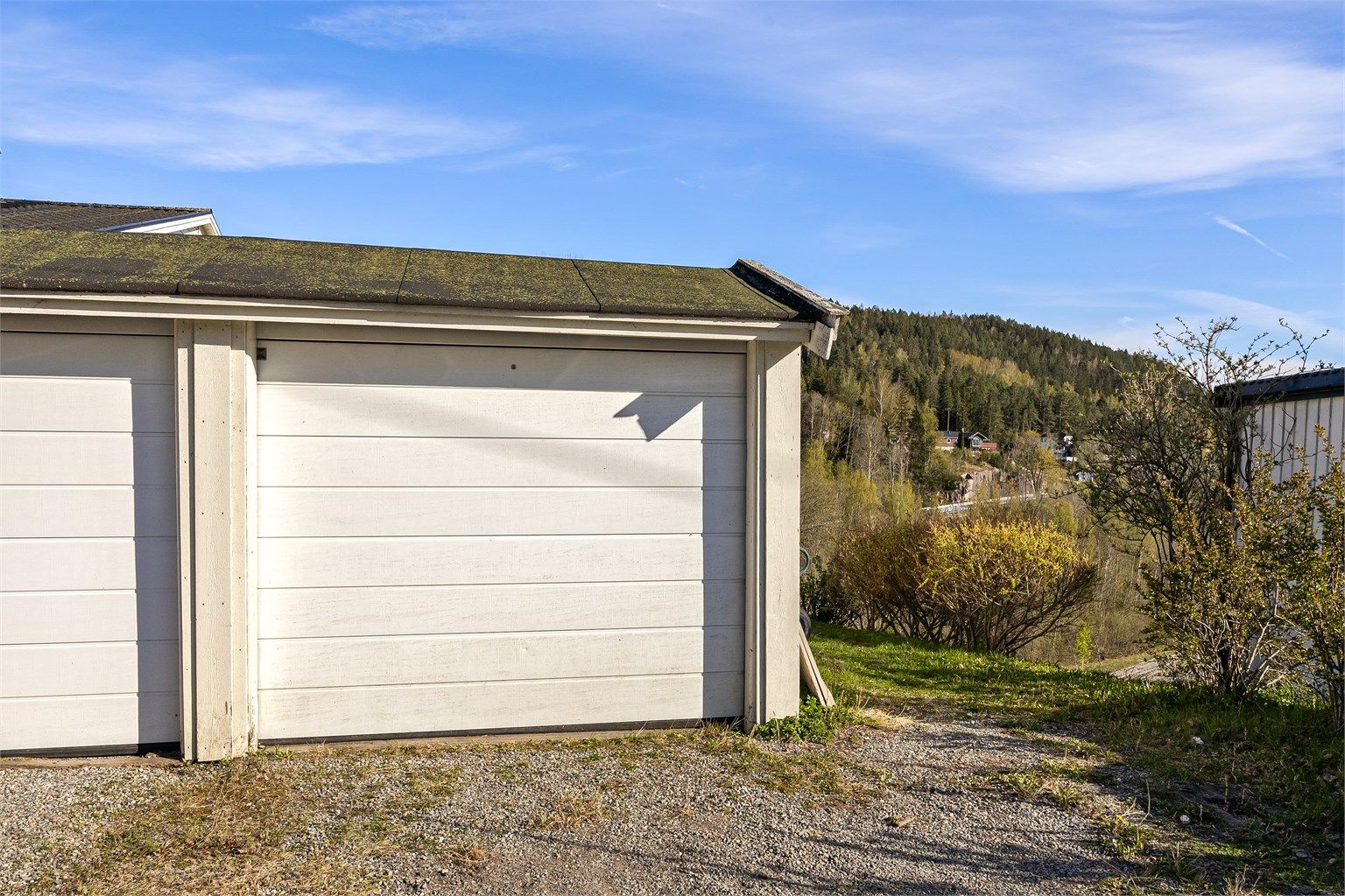 Til eiendommen medfølger en disponibel endeparkeringsplass på 11 kvm i en felles garasjerekke.