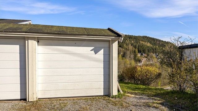 Til eiendommen medfølger en disponibel endeparkeringsplass på 11 kvm i en felles garasjerekke.