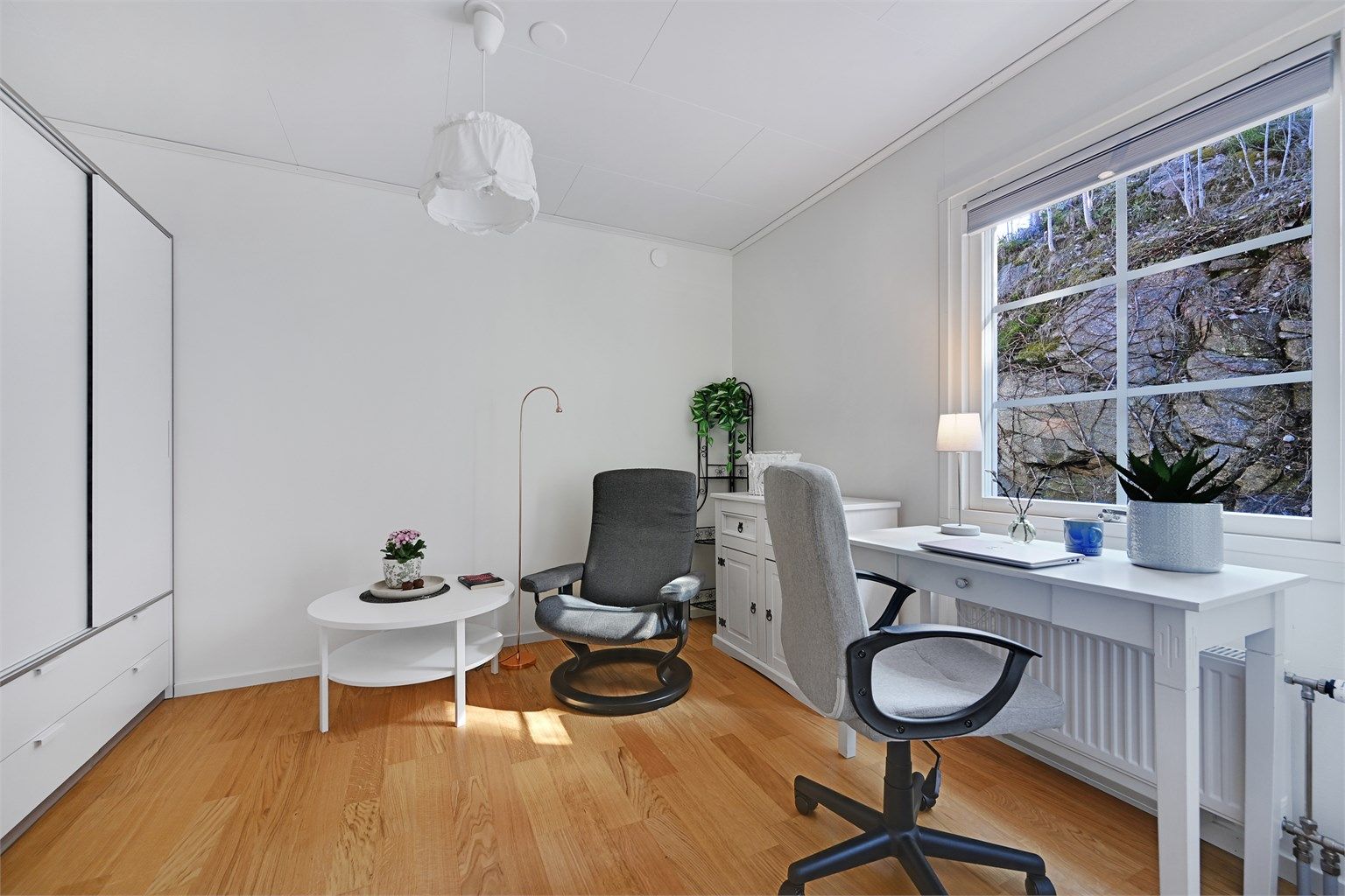 Det andre soverommet i etasjen benyttes i dag som kontor, men egner seg også godt som barnerom eller gjesterom.