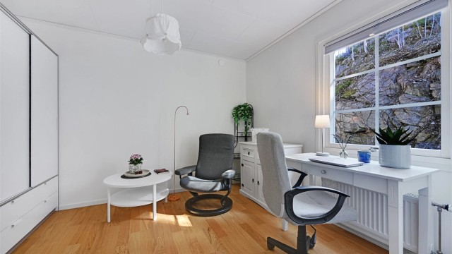 Det andre soverommet i etasjen benyttes i dag som kontor, men egner seg også godt som barnerom eller gjesterom.