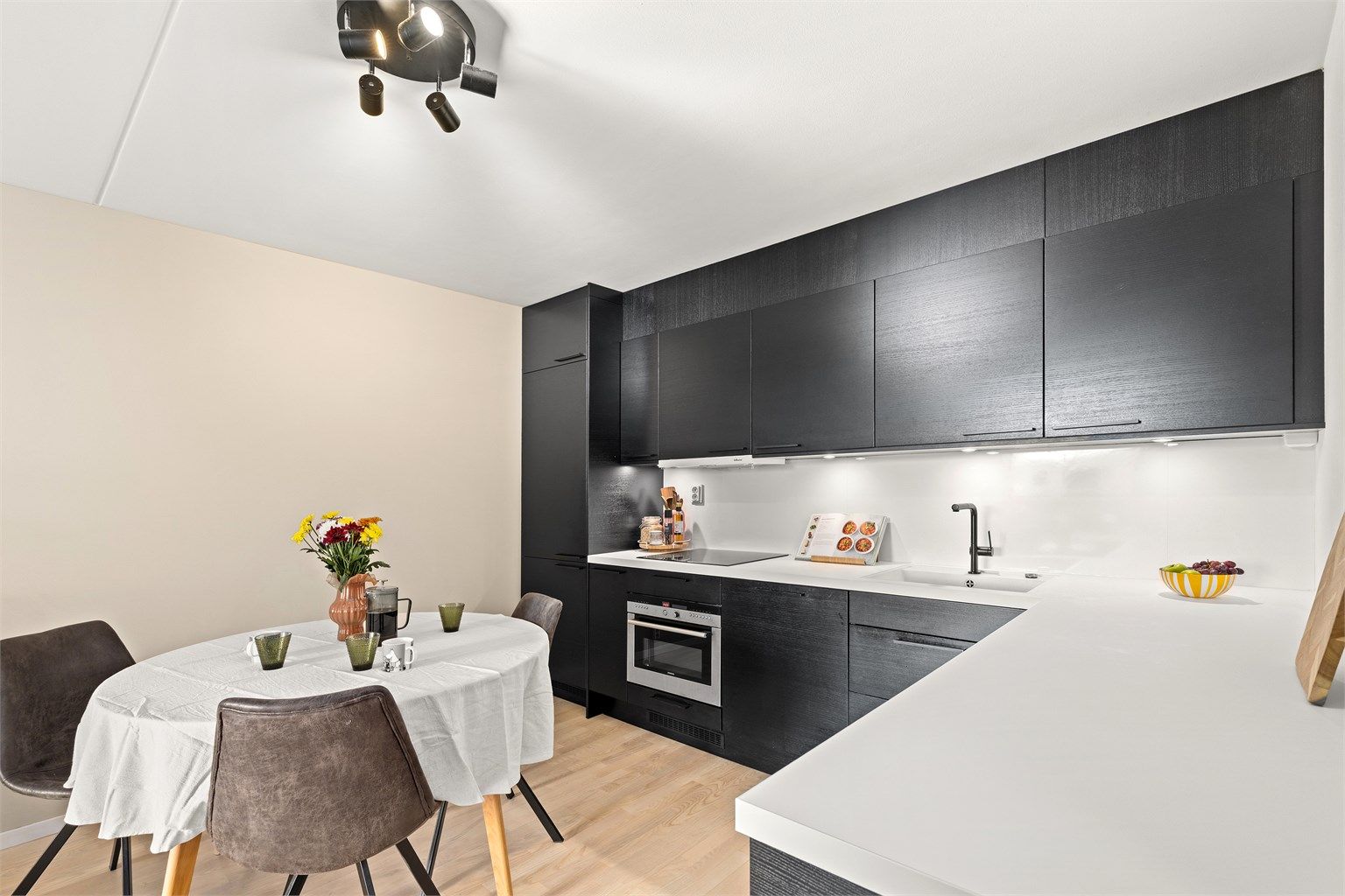 God benkeplass og smarte oppbevaringsløsninger.