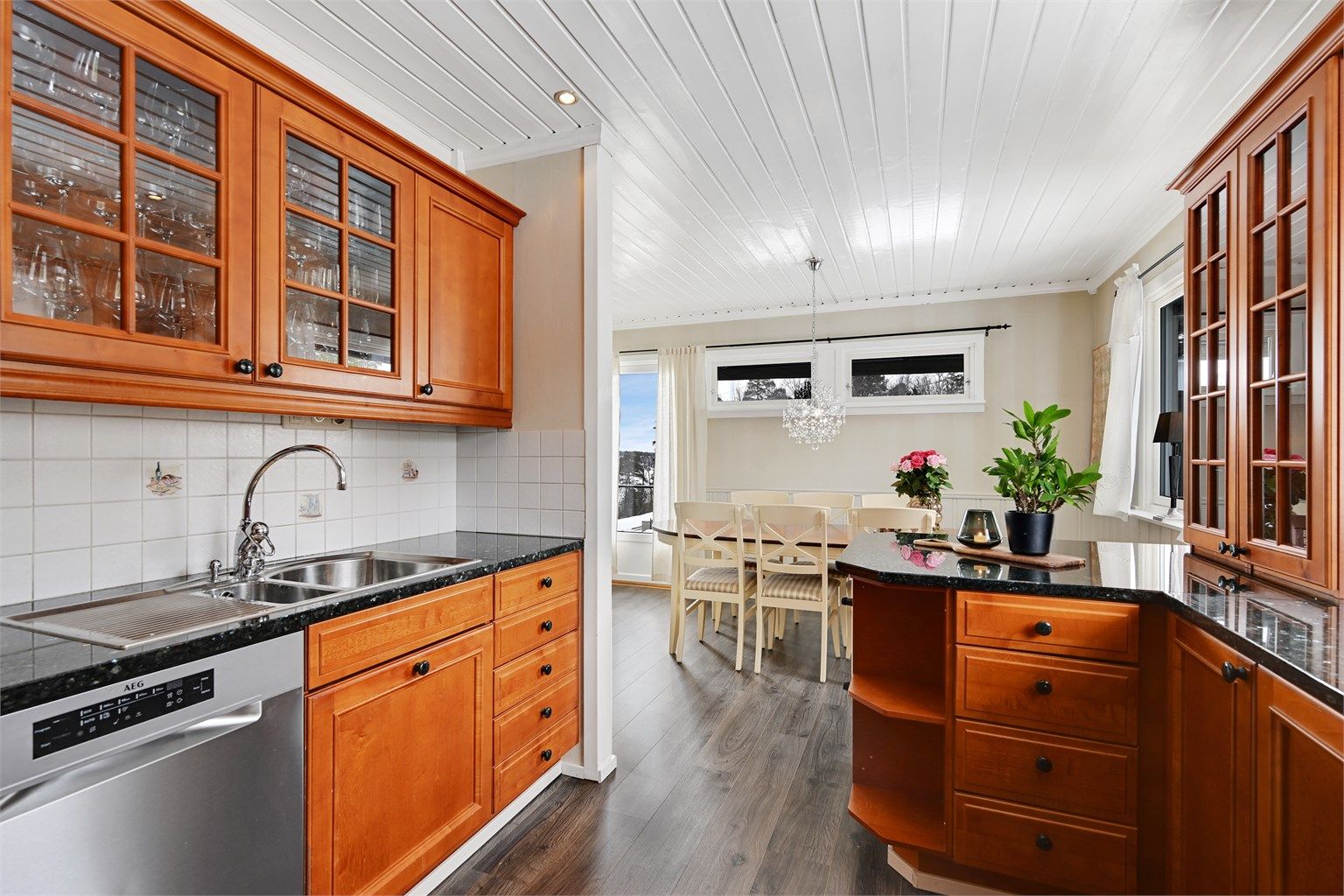 Kjøkkenet er fra Huseby og har innredning med profilerte fronter. Benkeplaten er av stein.