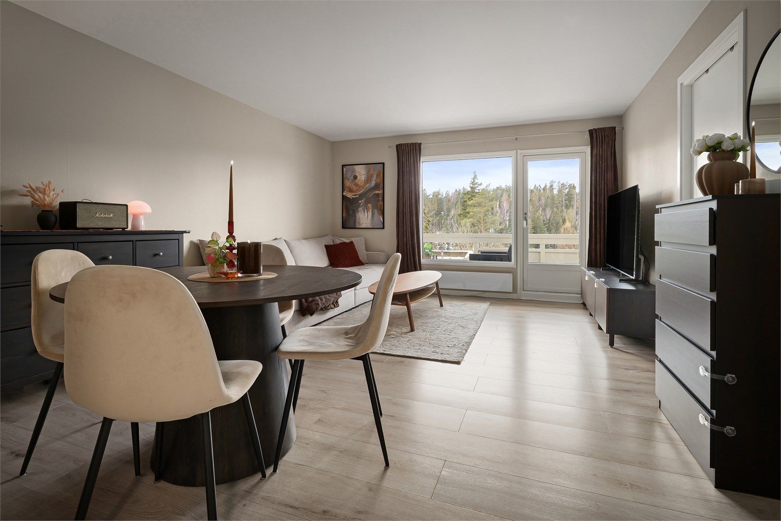 Dette er leiligheten for deg som jakter en leilighet du kan flytte rett inn i med god standard, beliggende i et veldrevet og familievennlig sameie!