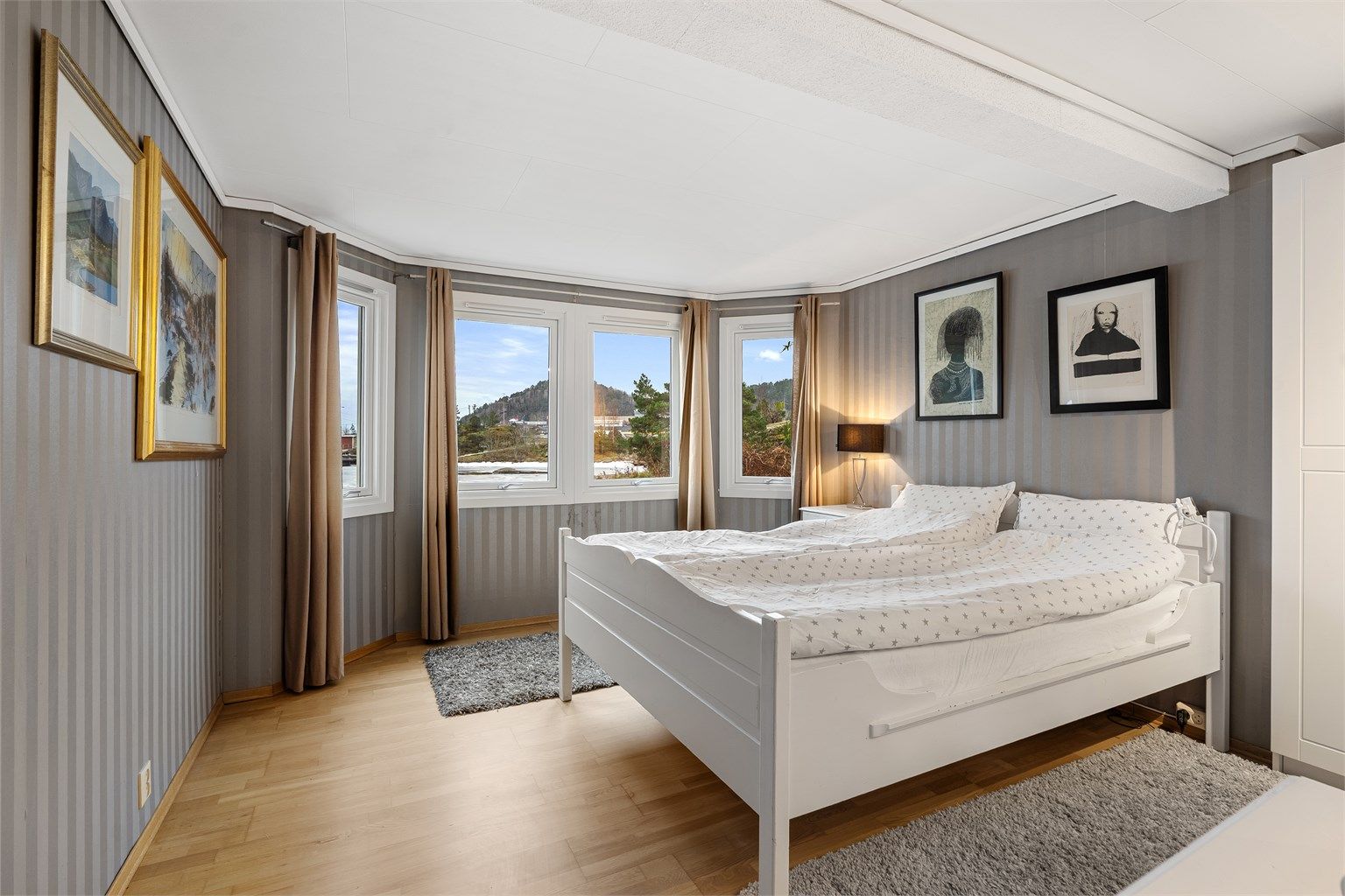 Behagelig soverom med rolig atmosfære og fleksible møbleringsmuligheter.