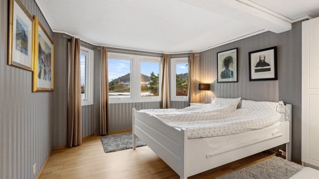 Behagelig soverom med rolig atmosfære og fleksible møbleringsmuligheter.