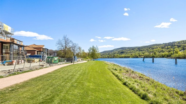 Langs elven finner du flotte tur- og sykkelstier, perfekt for rekreasjon rett utenfor døren.
Foto: Stine Prøitz Jørgensen.