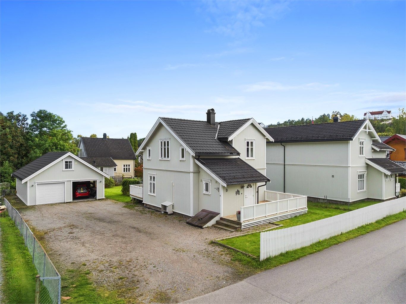 Boligen har samtidig gruset gårdsplass med godt med billoppstillingsplass. 