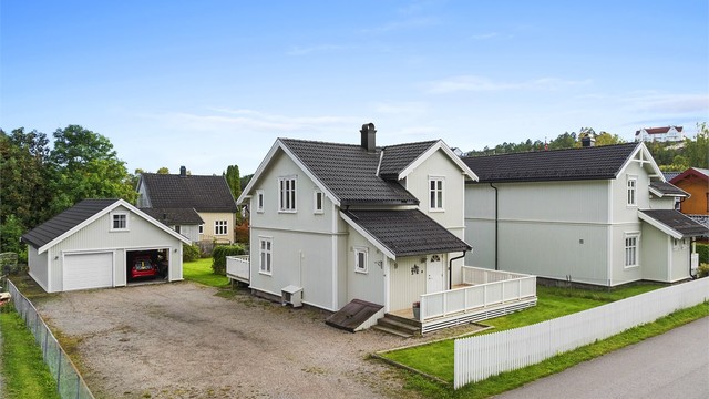 Boligen har samtidig gruset gårdsplass med godt med billoppstillingsplass.