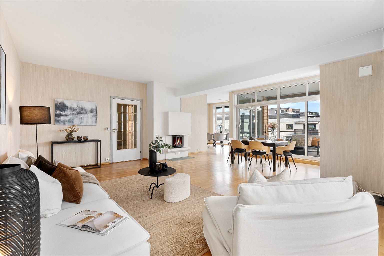 I stuen er det plass for sofagruppe, TV-seksjon, lesehjørne, spisegruppe og annet passende møblement