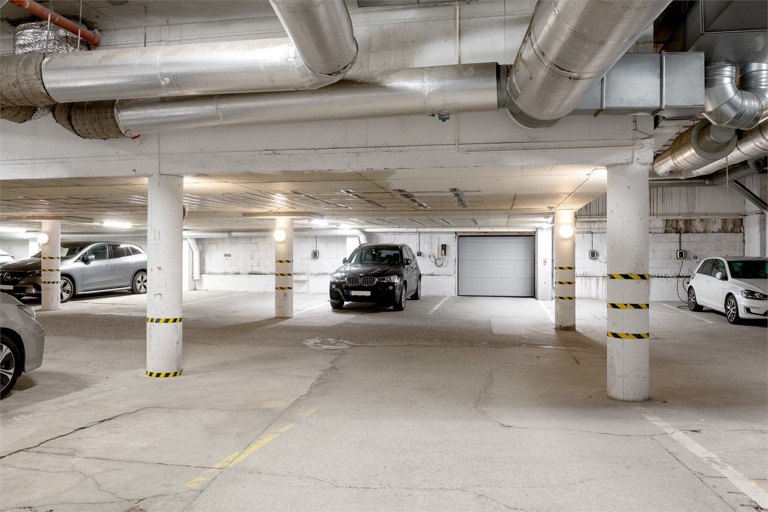 Fast parkeringsplass med elbillader i felles underliggende garasjeanlegg.