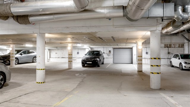 Fast parkeringsplass med elbillader i felles underliggende garasjeanlegg.
