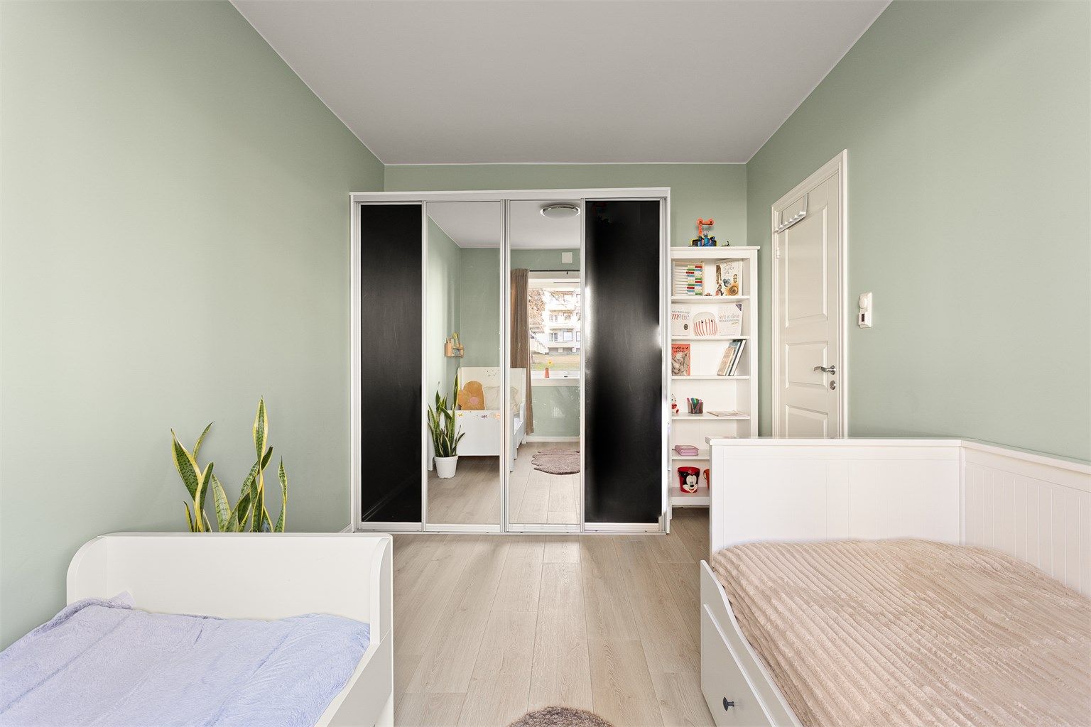 Rommet er utstyrt med en romslig skyvedørsgarderobe.