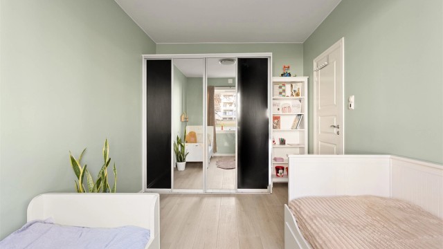 Rommet er utstyrt med en romslig skyvedørsgarderobe.