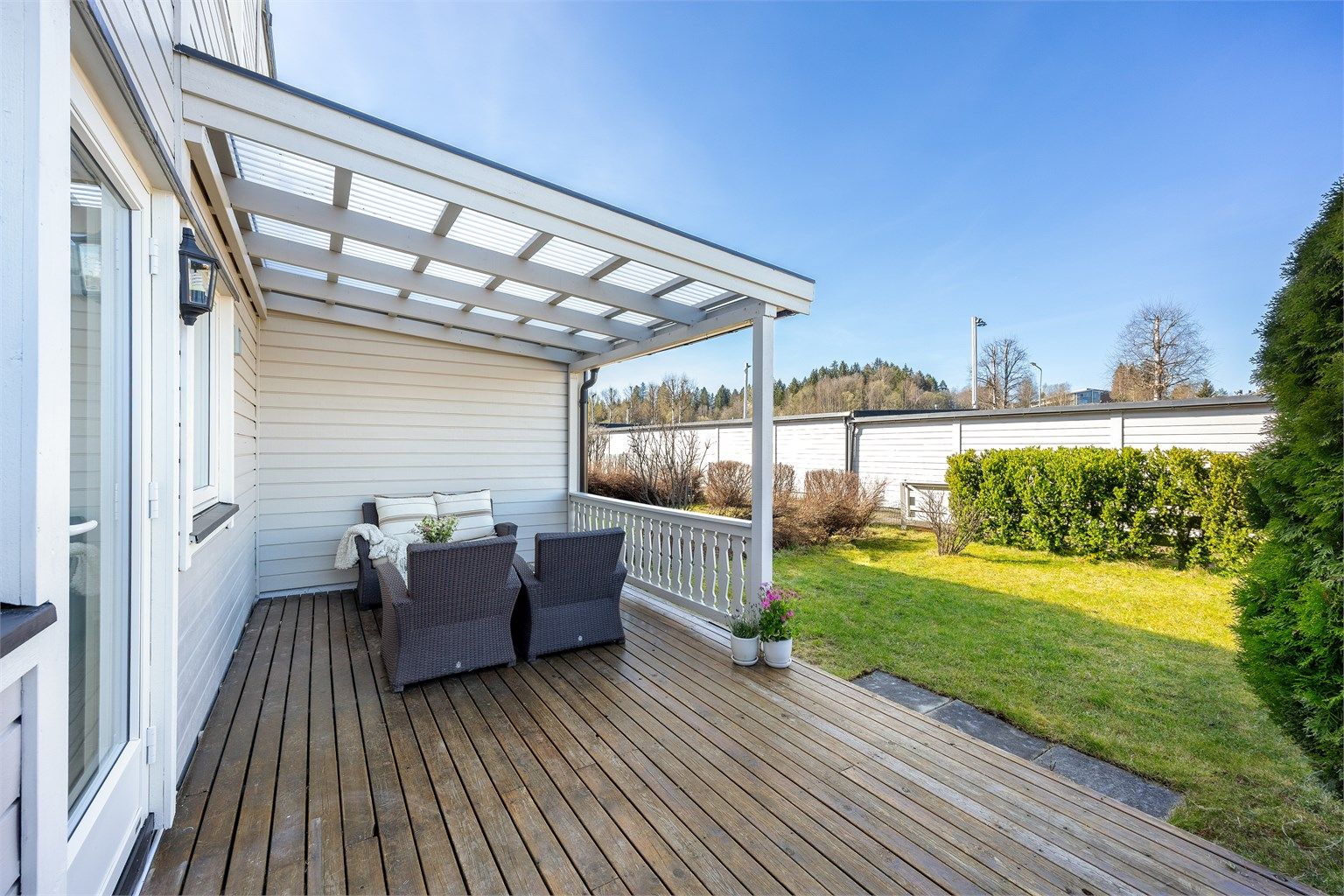 Terrassen og hagen gir en fin forlengelse av boligen på varme dager.