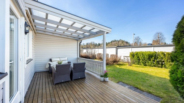 Terrassen og hagen gir en fin forlengelse av boligen på varme dager.