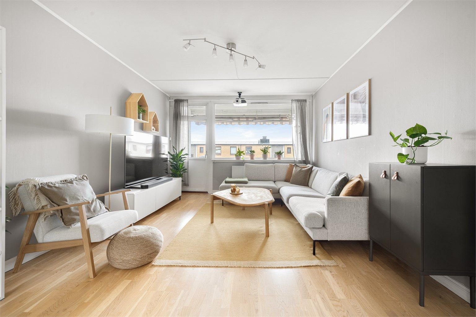 Stuen har god plass til sofagruppe og utgang til en vestvendt balkong på 9 m².