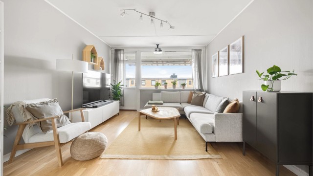Stuen har god plass til sofagruppe og utgang til en vestvendt balkong på 9 m². Foto: Martine Eren Jacobsen.
