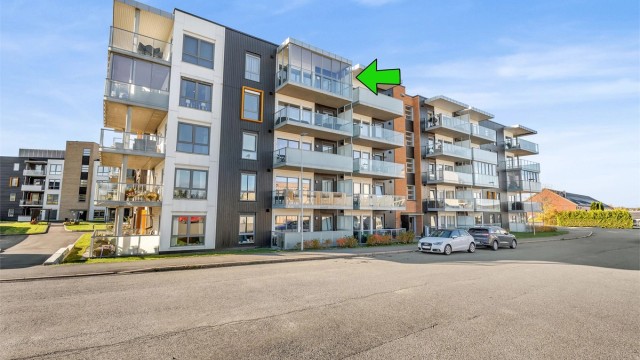 Drognestoppen 1 er en stilren selveierleilighet fra 2018 med god planløsning i toppetasjen.