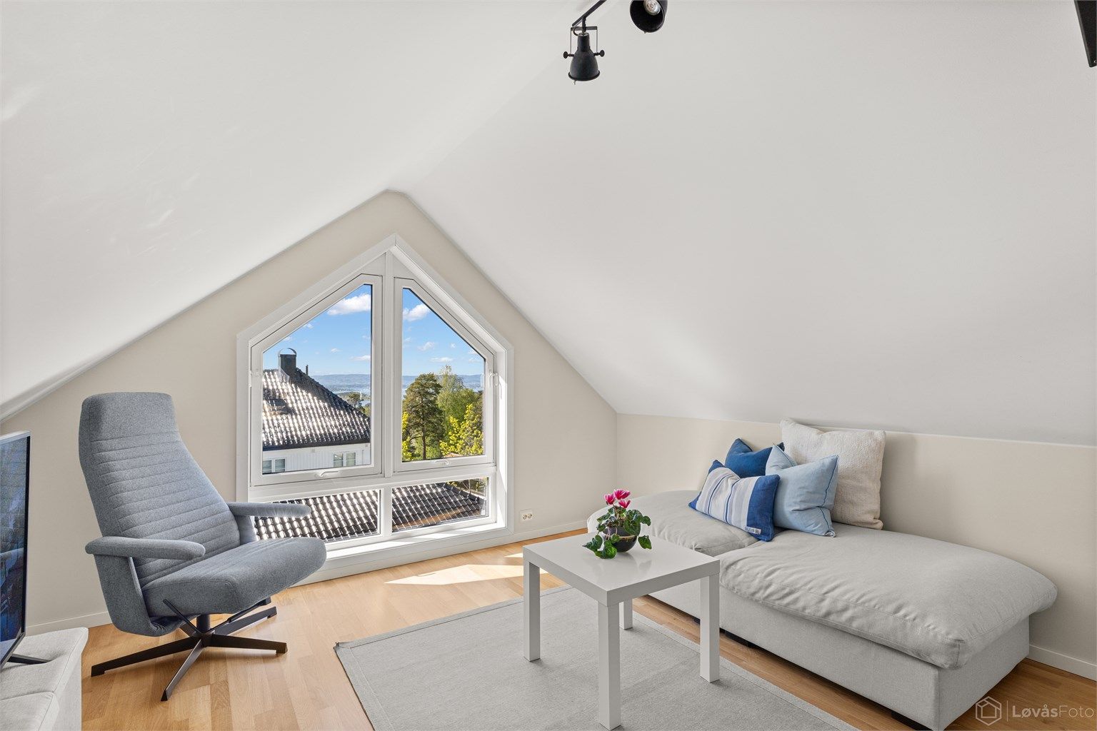 Loftstue med fjordutsikt (rommet er ikke byggemeldt for varig opphold)