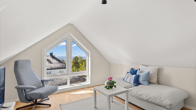 Loftstue med fjordutsikt (rommet er ikke byggemeldt for varig opphold)