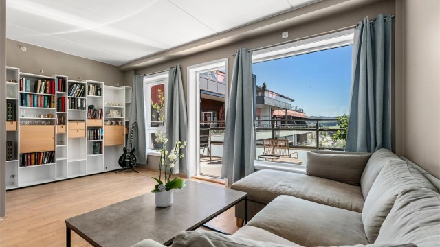 Lys og trivelig stue med fin plass til både sofakrok og spisestue bord.