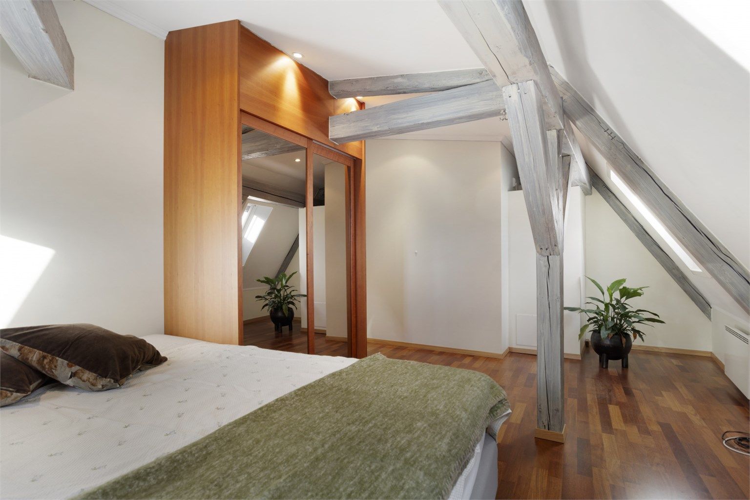 Det er etablert et plassbygd garderobeskap med gode oppbevaringsmuligheter. 