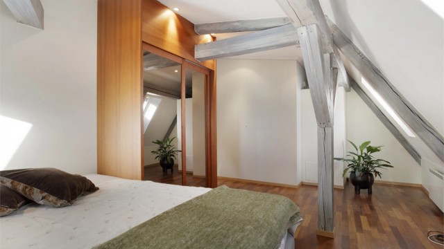 Det er etablert et plassbygd garderobeskap med gode oppbevaringsmuligheter.