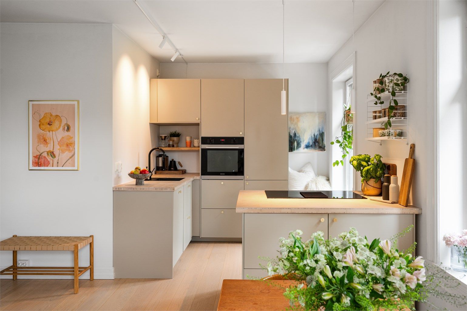 Boligen ble totalrenovert i 2019–2020 og kombinerer moderne komfort med klassisk bygårdsjarm. 
Foto: Cool Pics AS v/ Peter Futo