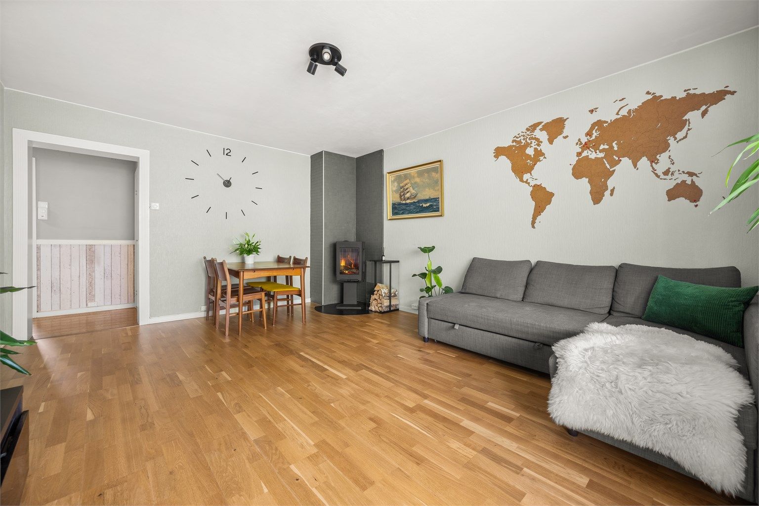Stuen har plass til både sofa- og spisegruppe.
