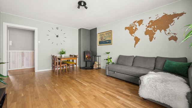 Stuen har plass til både sofa- og spisegruppe.
