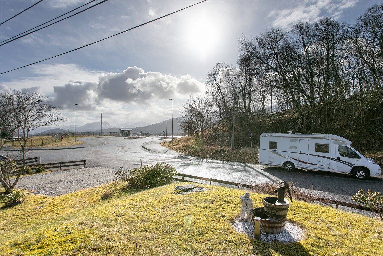 Hage med opparbeidet parkeringsplass