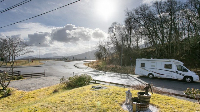 Hage med opparbeidet parkeringsplass