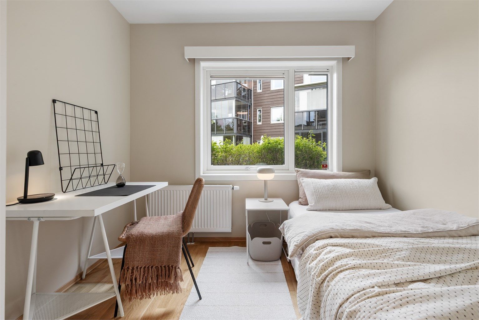 Soverom 2 er også av god størrelse, med plass til seng og skrivebord. Rommet egner seg godt som gjesterom eller kontor.