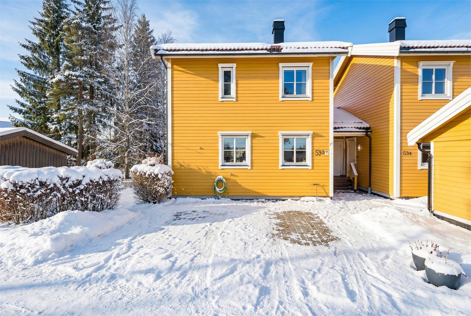 Dette er en kjedet enebolig over 3 plan med landlig og rolig beliggenhet, kun 12 minutters gange fra Sørumsand togstasjon!
