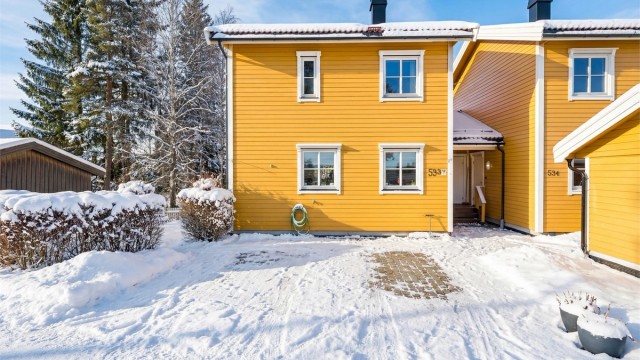 Dette er en kjedet enebolig over 3 plan med landlig og rolig beliggenhet, kun 12 minutters gange fra Sørumsand togstasjon!